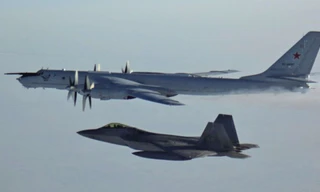 Bức ảnh do NORAD đưa ra ngày 9/3 cho thấy máy bay Mỹ đang xua máy bay trinh sát của Nga ở gần bờ biển Alaska