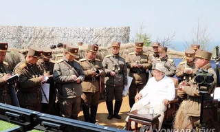 Ông Kim Jong Un thị sát cuộc diễn tập. (Ảnh: Yonhap)