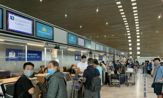 Các công dân làm thủ tục tại sân bay. (Ảnh: Mofa)