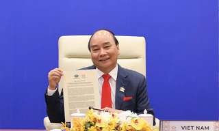 Thủ tướng Nguyễn Xuân Phúc tham dự hội nghị trực tuyến. (Ảnh: Mofa)