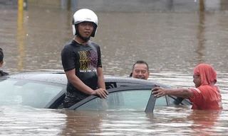 Jakarta đang bị ngập lụt nghiêm trọng. (Ảnh: EPA)
