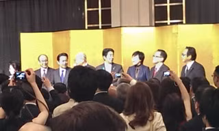Ông Shinzo Abe tham dự một bữa tiệc tối trong một sự kiện ngắm hoa ánh đào vào tháng 4/2019. (Ảnh: Kyodo)