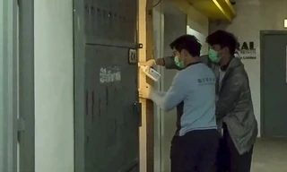 Khử trùng tại một ổ dịch ở Hong Kong. (Ảnh: SCMP)