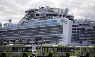 Hành khách trên du thuyền Diamond Princess bắt đầu được lên bờ. (Ảnh: AP)