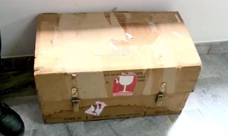 Chiếc hòm mà Iran nói là chứa thiết bị ghi hành trình bay và ghi âm buồng lái của chiếc máy bay Ukraine bị bắn rơi. (Ảnh Irib)