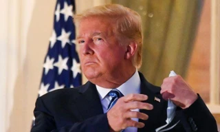 Ông Trump tháo khẩu trang sau khi xuất viện. (Ảnh: Reuters)