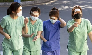 Các nhân viên y tế tại một bệnh viện ở TP Daegu lúc tan ca. (Ảnh: Yonhap)