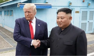 Ông Kim và ông Trump tại cuộc gặp ở khu phi quân sự giữa hai miền Triều Tiên ngày 30/6/2019. (Ảnh: Reuters)