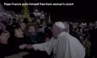 Khoảnh khắc Giáo hoàng bị một phụ nữ kéo tay. (Ảnh chụp từ clip)
