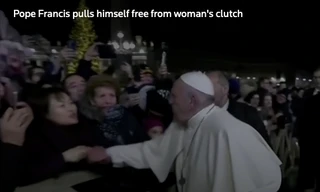 Khoảnh khắc Giáo hoàng bị một phụ nữ kéo tay. (Ảnh chụp từ clip)