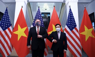 Phó Thủ tướng Phạm Bình Minh đón Ngoại trưởng Mỹ Mike Pompeo. (Ảnh: VGP)