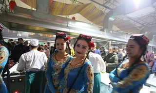 3 vũ công người Duy Ngô Nhĩ. (Ảnh: Xinhua)