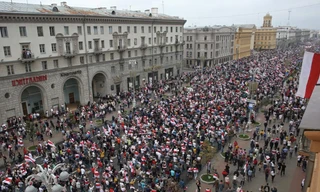 Hàng trăm ngàn người Belarus tiếp tục biểu tình ở thủ đô Minsk ngày 23/8. (Ảnh: Reuters)