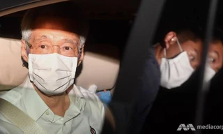 Thủ tướng Singapore Lý Hiển Long rời đi sau khi kết thúc cuộc bầu cử. (Ảnh: CNA)