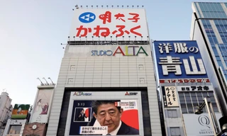 Một màn hình ở thủ đô Tokyo, Nhật Bản, chiếu cuộc họp báo thông báo từ chức của ông Abe. (Ảnh: Reuters)