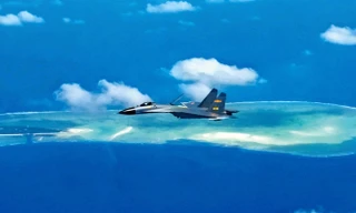 Một tiêm kích Trung Quốc bay trên biển Đông. (Ảnh: Xinhua)