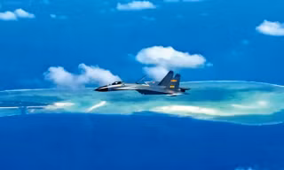 Một tiêm kích Trung Quốc bay trên biển Đông. (Ảnh: Xinhua)