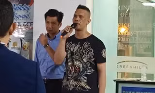 Đối tượng khống chế con tin phát biểu với báo chí sau khi đầu hàng. (Ảnh: FB)