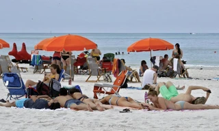 Người dân tụ tập trên bãi biển Florida Mỹ, bất chấp lệnh cấm tụ tập đông người. (Ảnh: AP)