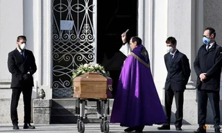 Một linh mục làm lễ cho bệnh nhân chết vì COVID-19 ở Siriate ngày 28/3. (Ảnh: Reuters)