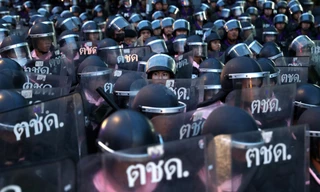 Lực lượng cảnh sát Thái Lan xuống đường đối phó với người biểu tình ngày 15/10. (Ảnh: Reuters)