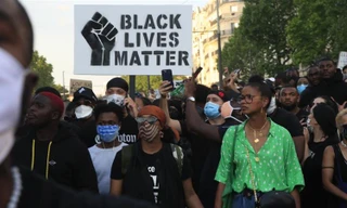 Người biểu tình Pháp biểu tình bất chấp lệnh giãn cách xã hội. (Ảnh: AP)