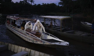 Nhân viên tang lễ ở Manaus mang quan tài đến nhận thi thể của cụ ông 86 tuổi hôm 14/5. (Ảnh: AP)