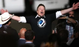 Tỷ phú Elon Musk sung sướng khi tên lửa được phóng thành công hôm 30/5. (Ảnh: Getty Images)