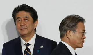 Ông Abe và ông Moon. (Ảnh: AP)