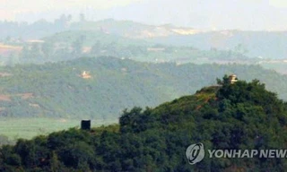 Một chiếc loa thùng được đặt gần chạm canh gác của Triều Tiên ở khu phi quân sự. (Ảnh: Yonhap)