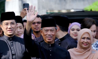 Ông Muhyiddin Yassin vẫy tay với báo chí sau khi kết thúc lễ tuyên thệ. (Ảnh: Bloomberg)
