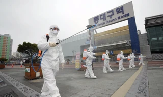 Lực lượng chức năng phun diệt khuẩn tại TP Deagu, Hàn Quốc. (Ảnh: Yonhap)