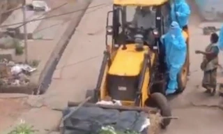 Ảnh chụp từ clip ghi lại cảnh chiếc xe ủi chuyển thi thể bệnh nhân chết vì COVID-19.