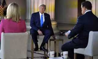 Tổng thống Mỹ Donald Trump trong cuộc trả lời phỏng vấn Fox News tại Nhà tưởng niệm Lincoln ngày 3/5. (Ảnh: AP)