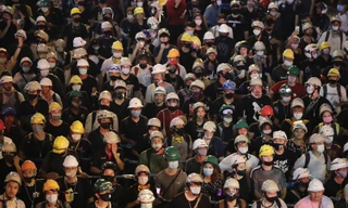 Người biểu tình Thái Lan tập trung trước Đại sứ quán Đức ngày 26/10. (Ảnh: AP)