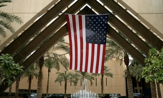 Trước Đại sứ quán Mỹ ở Riyadh. (Ảnh: Getty Images)