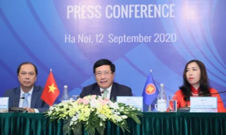 Phó Thủ tướng Phạm Bình Minh chủ trì họp báo. (Ảnh: Như Ý)