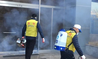 Khử trùng tại cơ sở của giáo phái Tân Thiên Địa ở TP Daegu. (Ảnh: Yonhap)