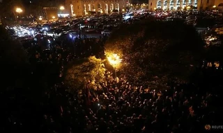 Đám đông tụ tập bên ngoài tòa nhà chính phủ Armenia sau khi Thủ tướng Nikol Pashinyan thông báo đã ký thỏa thuận với Nga và Azerbaijan để kết thúc chiến tranh. (Ảnh: Reuters)