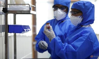 Các nhân viên y tế trong một bệnh viện tiếp nhận bệnh nhân COVID-19 ở TP Chennai, Ấn Độ. (Ảnh: Reuters)