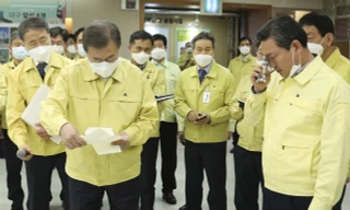 Tổng thống Hàn Quốc Moon Jae-in họp bàn với các quan chức về công tác phòng chống dịch Covid-19. (Ảnh: Yonhap)