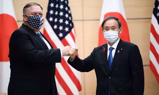 Ngoại trưởng Mỹ Mike Pompoe (trái) gặp Thủ tướng Nhật Bản Suga Yoshihide tại Tokyo. (Ảnh: Reuters)