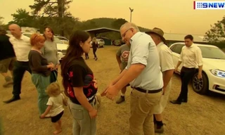 Thủ tướng Úc Scott Morrison vấp phải thái độ giận dữ của một phụ nữ. (Ảnh cắt từ clip)