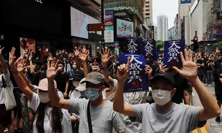 Người biểu tình Hong Kong xuống đường ngày 24/5 để phản đối luật an ninh quốc gia mới. (Ảnh: Reuters)