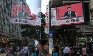 Một màn hình công cộng ở Hong Kong chiếu hình ảnh phát biểu của ông Tập Cận Bình. (Ảnh: Bloomberg)