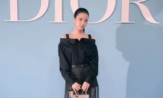 Paris Fashion Week: "Lady Dior" Jisoo BLACKPINK thoát kiếp tóc duỗi nhàm chán