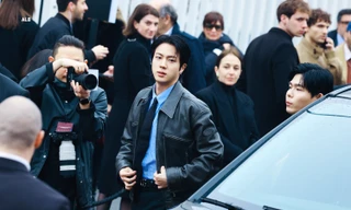 Jin BTS tại Milan Fashion Week: Fan đội mưa chờ đón, Gucci "cháy hàng" tức thì