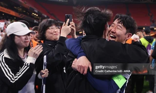 Park Seo Joon - Son Heung Min ôm chầm nhau mừng chiến thắng, gây sốt cõi mạng