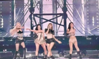 Loạt khung hình "đỏ mặt" của BLACKPINK tại concert DEADLINE: Lisa suýt hôn Rosé