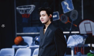 Hết Jung Kook bị fan cuồng làm phiền tới V bị bám đuôi, ép ký giấy đăng ký kết hôn